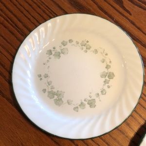 4 Corelle lunch plates.
